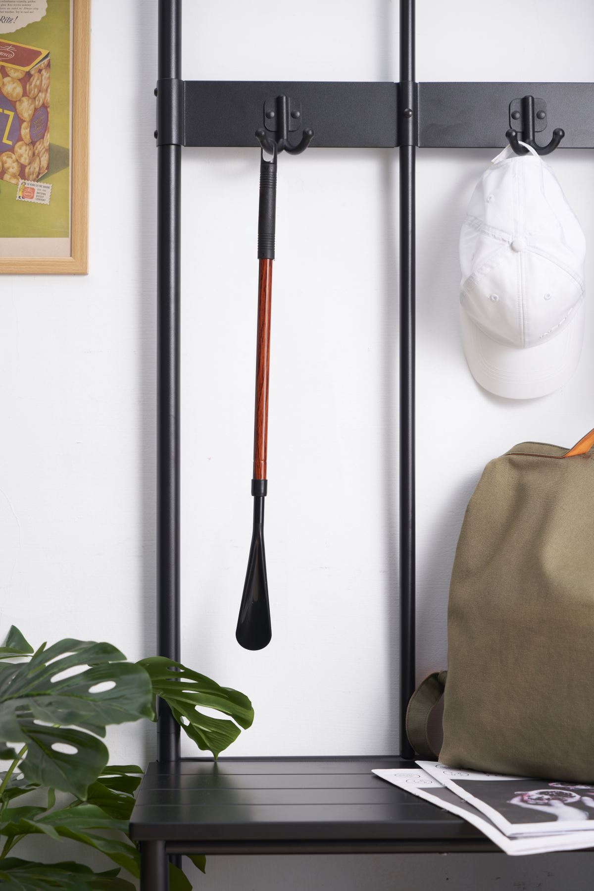 This shoehorn has a hang hole to be conveniently hung anywhere. 